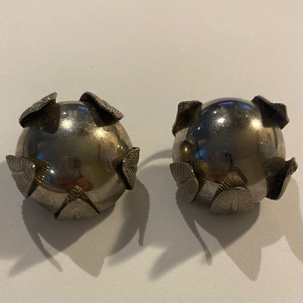 Vintage Silver tone clip Earrings with leaf 🍃 patterned